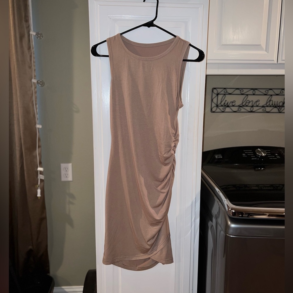 Mid length tan dress. Scrunch in the side. SIZE medium